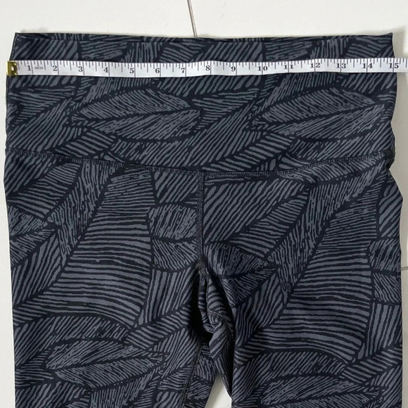 GLYDER/ Black & grey leaf patterned/Capri leggings/Size US M/L approximately - Picture 5 of 6